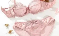 两个奶头红肿拉扯露出来